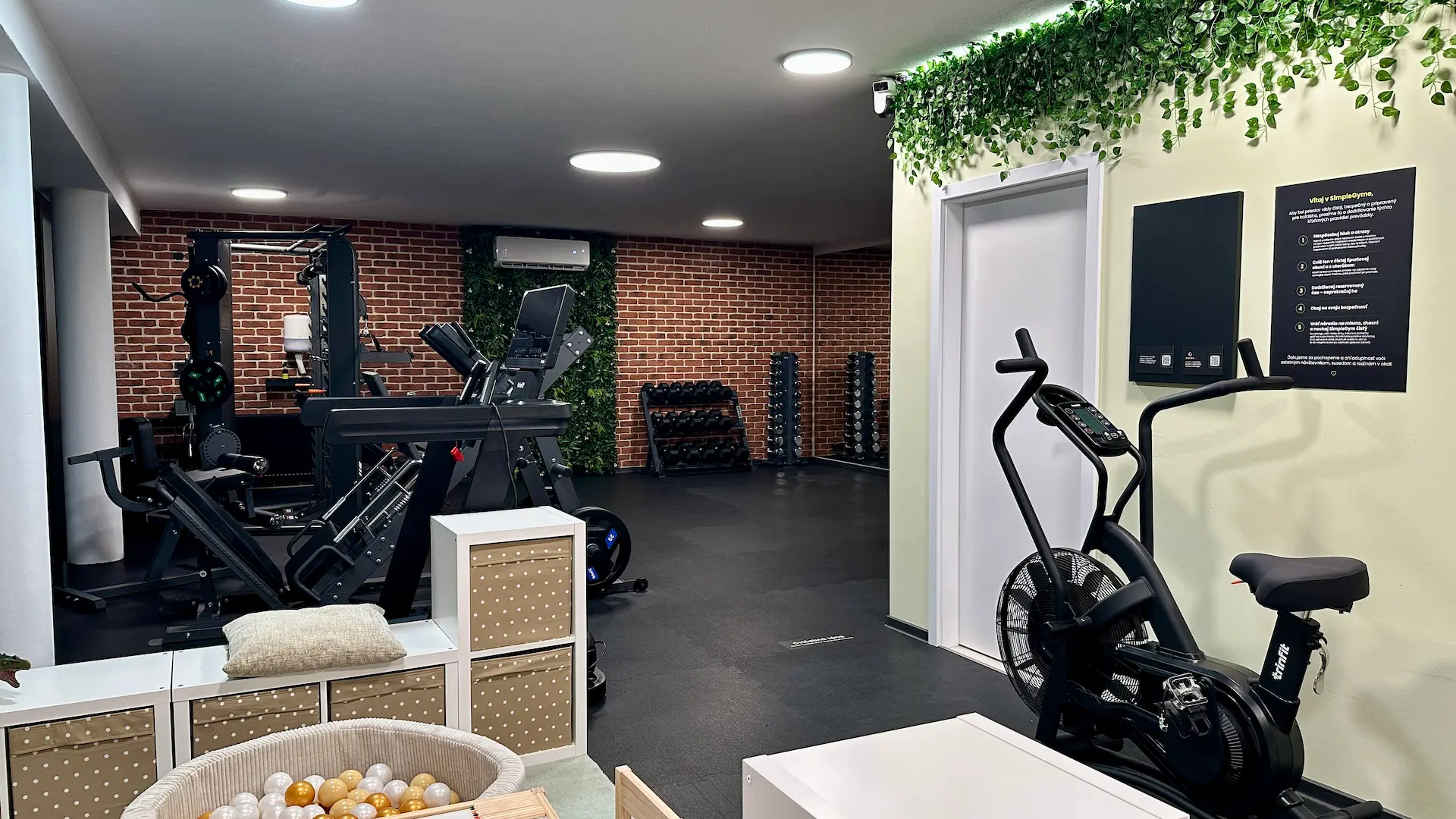 SimpleGym+ – Bratislavská - hlavná fotka - interiér