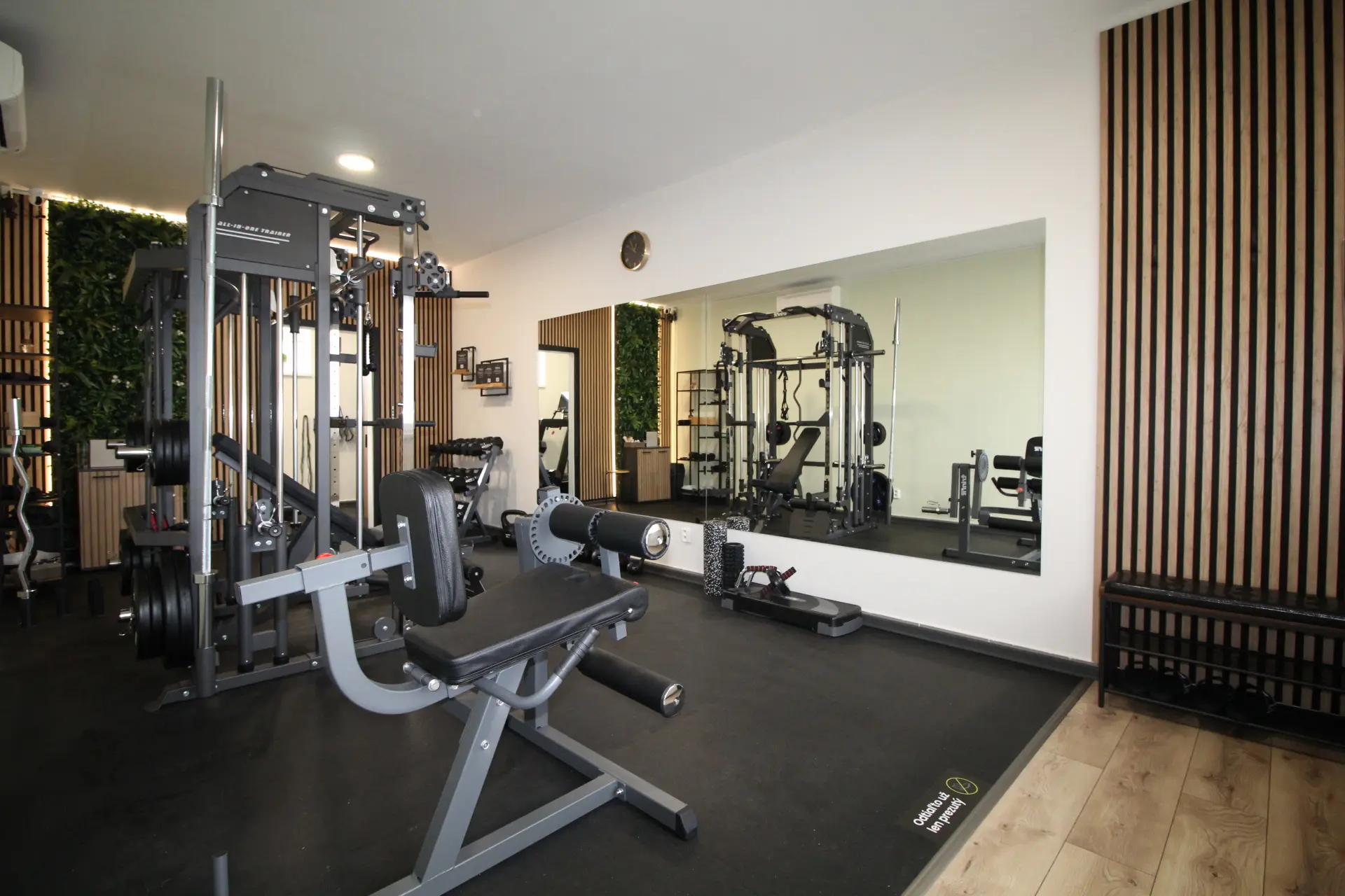 SimpleGym – Račianska – interiér s lavičkou a multifunkčnou vežou