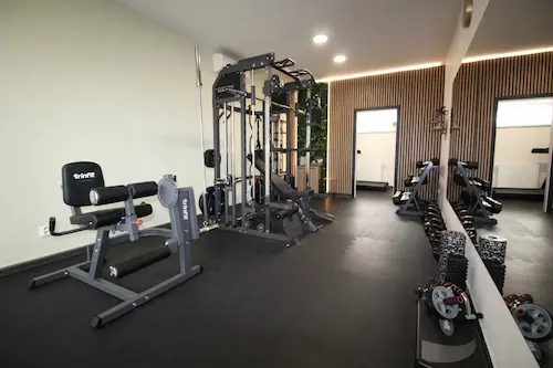SimpleGym – Račianska – cvičebný priestor a jednoručky
