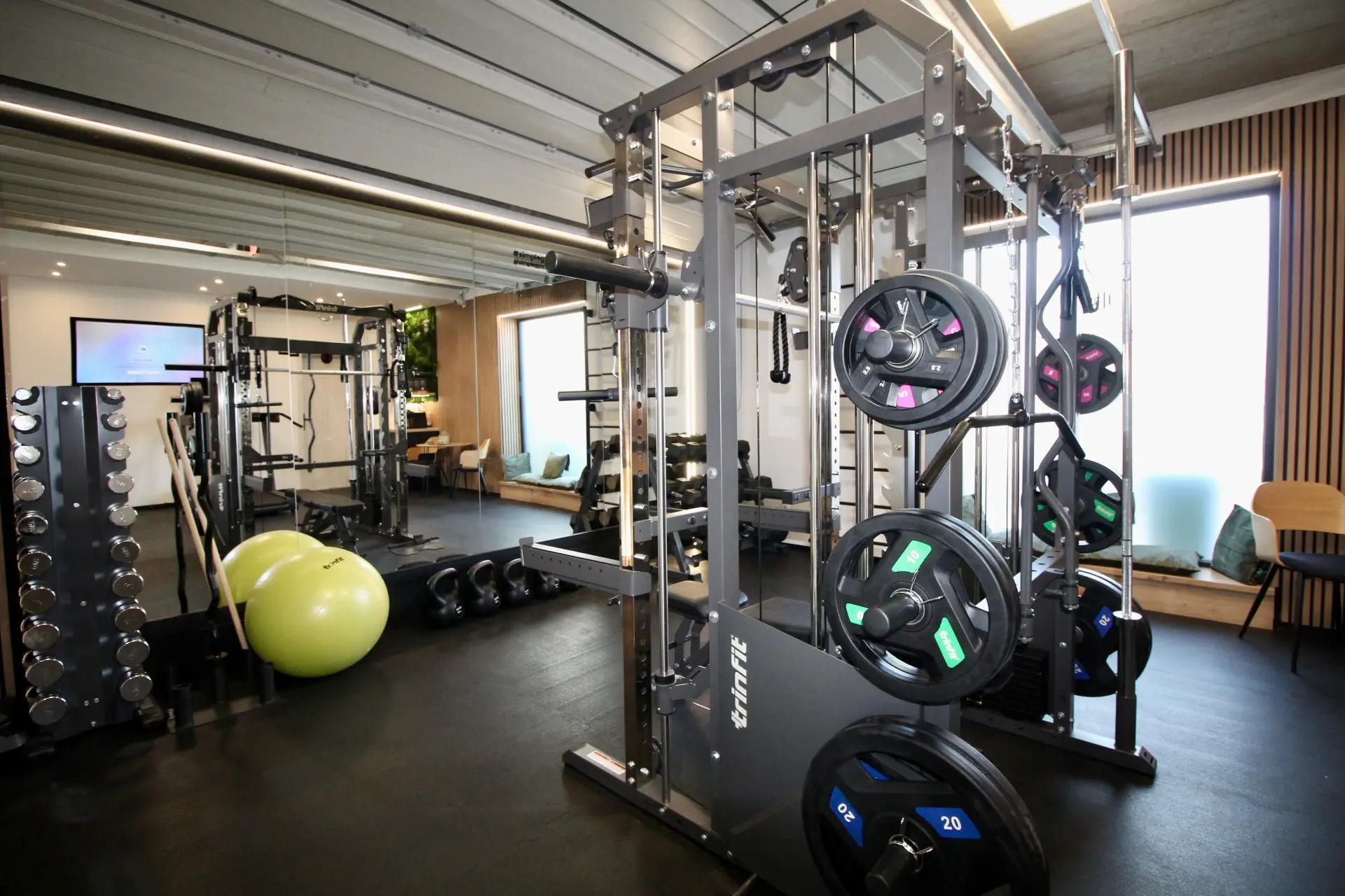 SimpleGym – Za Kostolom – cvičebný priestor s multifunkčnou vežou, jednoručkami a rebrinami