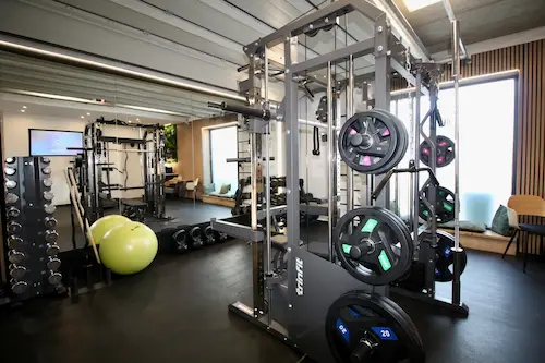 SimpleGym – Za Kostolom – multifunkčná veža s kotúčmi pred zrkadlovou stenou