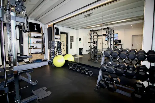 SimpleGym – Za Kostolom – jednoručky a kettlebell činky v cvičebnom priestore