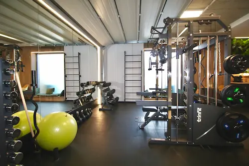 SimpleGym – Za Kostolom – cvičebný priestor s multifunkčnou vežou, jednoručkami a rebrinami