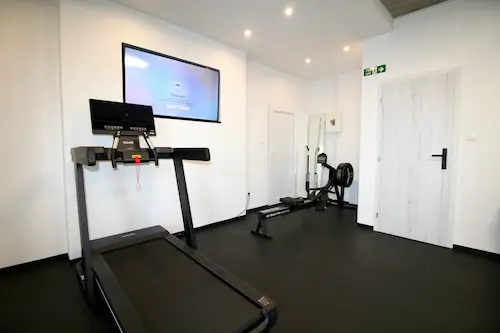 SimpleGym – Za Kostolom – bežecký pás a veslovací trenažér