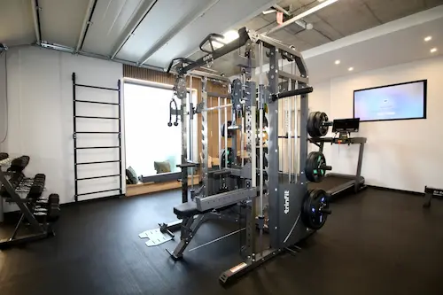 SimpleGym – Za Kostolom – multifunkčná veža s lavičkou a bežecký pás
